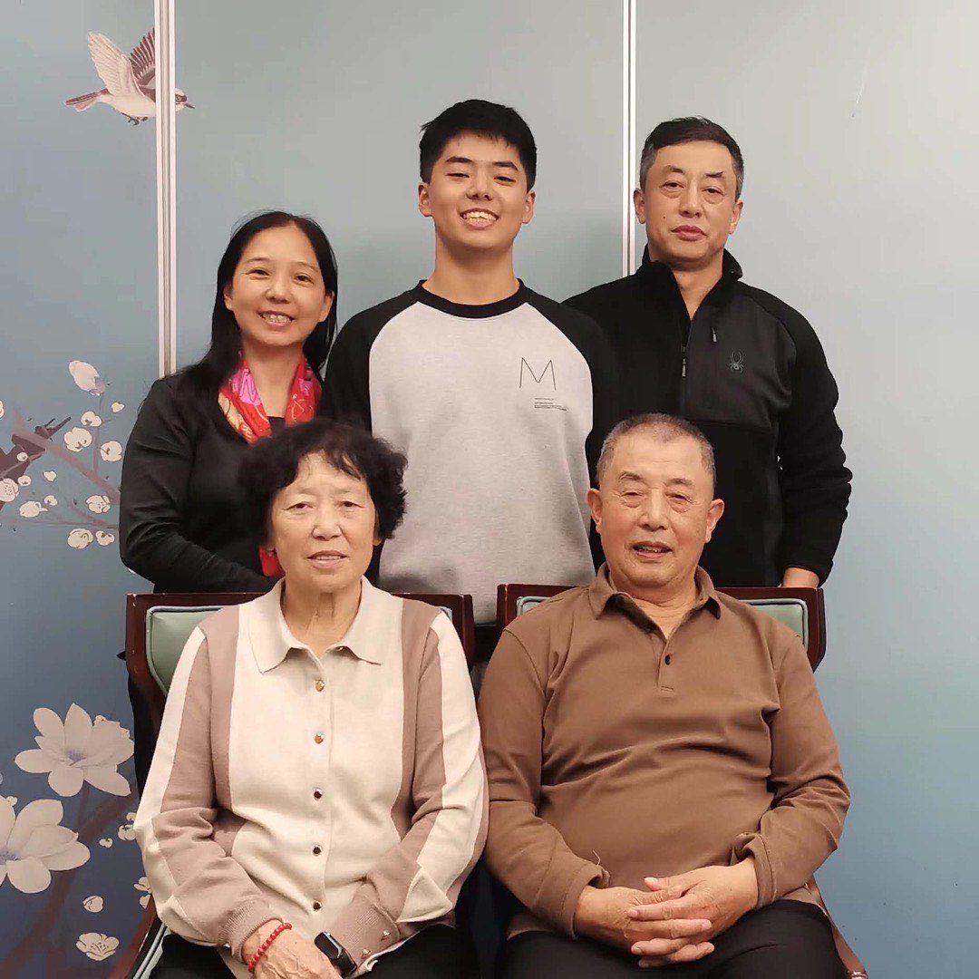 阖家福：爷爷奶奶端坐前排，儿孙相伴左右